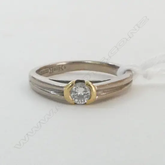 18ct WHITE & YELLOW GOLD & DIAMOND SOLITAIRE RING 3.58gms SIZE K