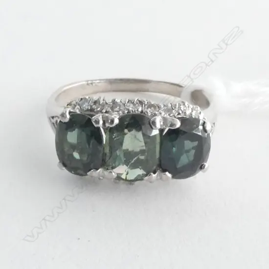 14CT - 18CT W/GOLD 3 STONE GREEN SAPPHIRE & DIAMOND RING inclusions to middle stone 4.1grms SIZE R