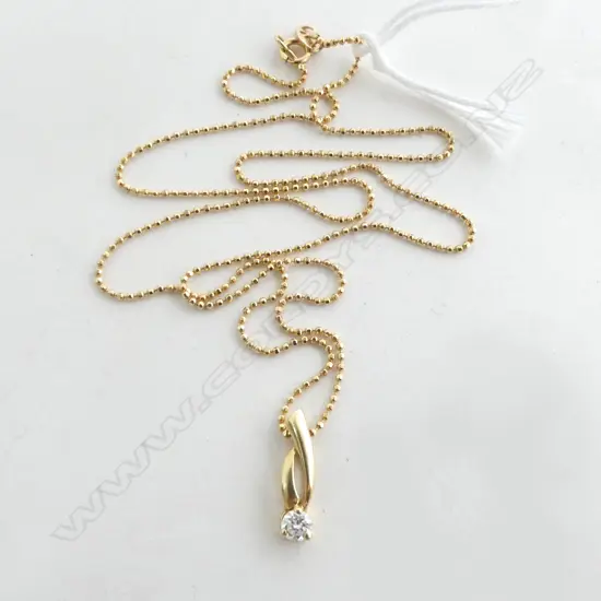 18ct DIAMOND PENDANT ON 18ct BEADED CHAIN, L.45cm, 2.8gm