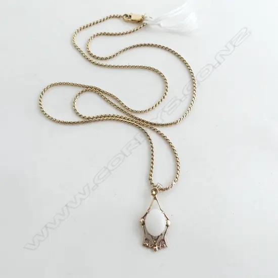 **RTV** 9ct OPAL PENDANT on 9ct CHAIN, 50cm, 7.3gm