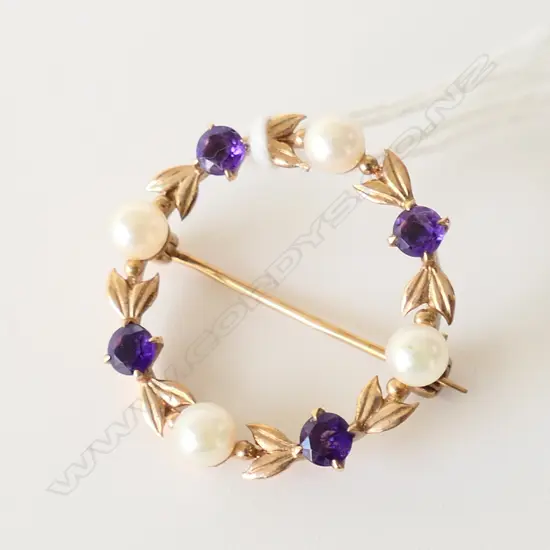 9ct GOLD AMYTHYST & PEARL CIRCLE BROOCH 4gms