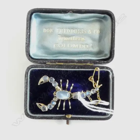 VINTAGE 9ct GOLD & MOONSTONE SET SCORPIAN BROOCH 3.8gms