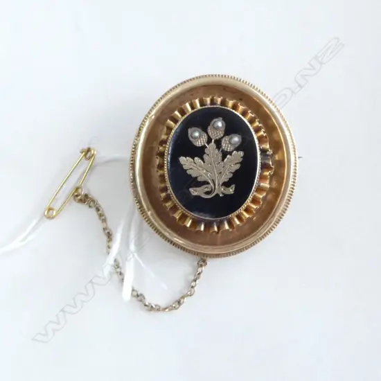 GOLD MOURNING BROOCH (FAULTED) 6gms testing 14 to 15ct gold