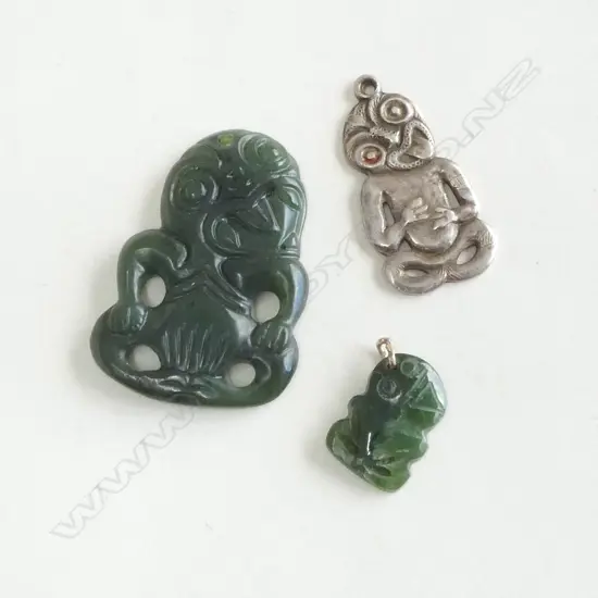 3 VINTAGE HEI TIKI: 1 SILVER & 2 POUNAMU tallest H.42mm
