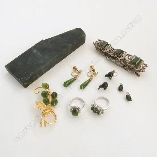 GREENSTONE PIECE L.130mm + ASST. JEWELLERY