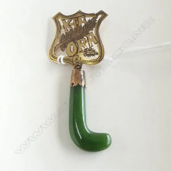 c1900 NZ COLONIAL 9CT KIA ORA  BROOCH 2.3gms & POUNAMU PENDANT