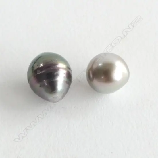 2 BLACK CULTURED PEARLS 