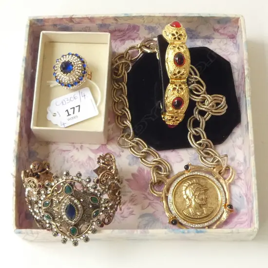 4 PCES COSTUME JEWELLERY INCL. SILVER GILT BRACELET