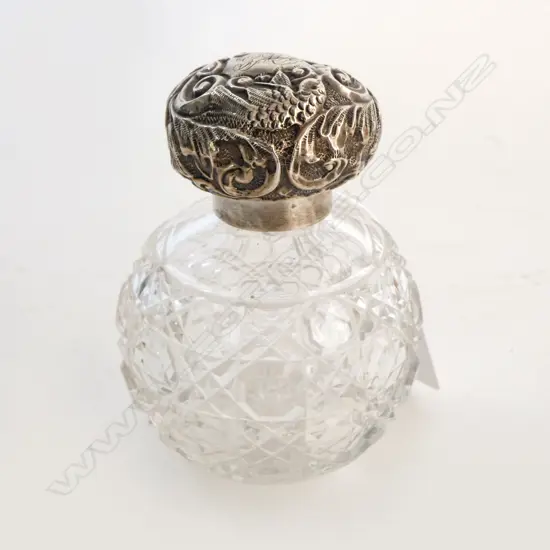 LATE VICTORIAN EMBOSSED SILVER TOPPED CUT CRYSTAL SCENT BOTTLE Chester 1899 ; SMALL DENTS TO CAP