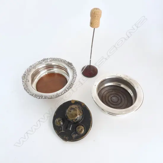 2 EP WINE COASTERS, METAL PIN, BULB CASE