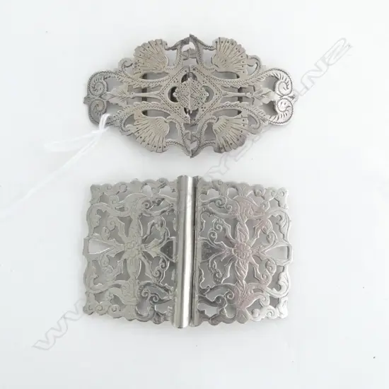 2 METAL BELT BUCKLES 