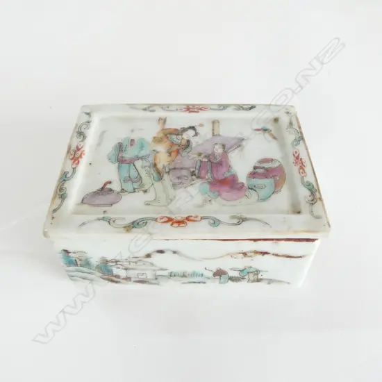 CHINESE FAMILLE ROSE SMALL LIDDED TRINKET BOX L.85mm