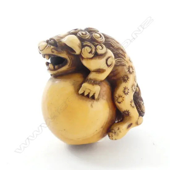 IVORY NETSUKE of a SHISHI LION on a ball H.32mm