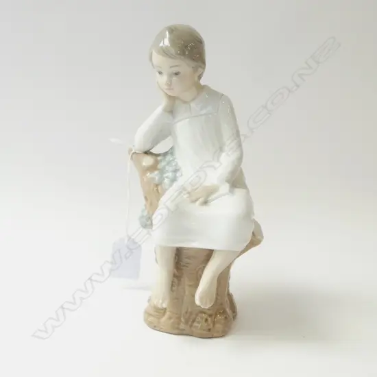 LLADRO BOY ON TREE STUMP H.210mm