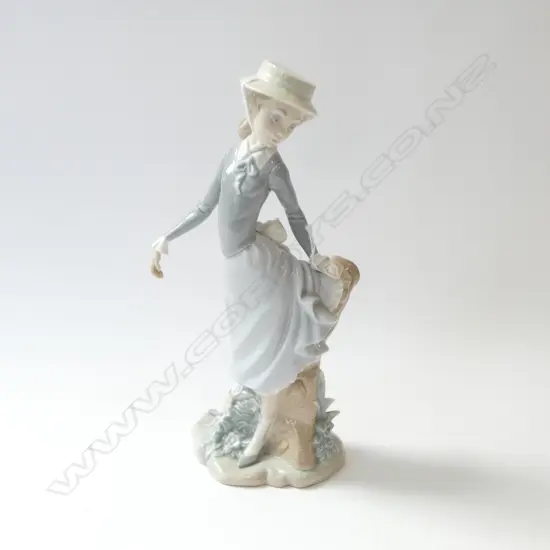LLADRO WOMAN H.280mm (missing umbrella?)