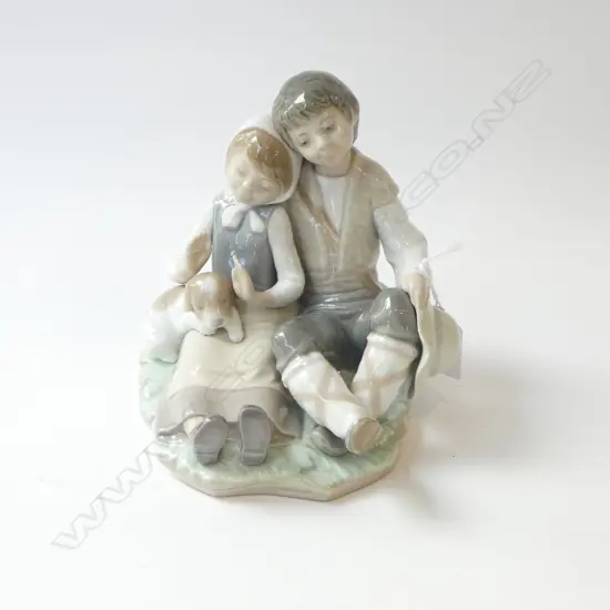 LLADRO YOUNG COUPLE w. DOG H.150mm