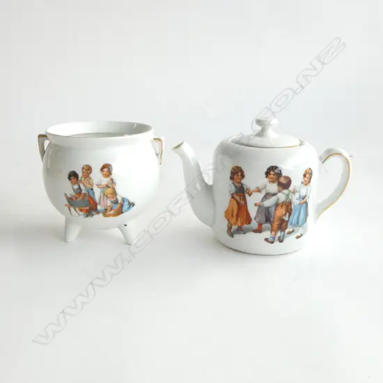 VICTORIAN CHILD’S EUROPEAN TEAPOT AND CAULDRON, H.100MM