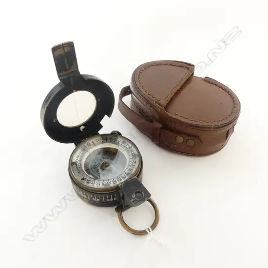 1939 MKIII T.G. Co lTD. London brass POCKET COMPASS crack to glass. In leather case