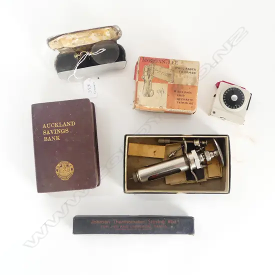 TRAY OF 6 VINTAGE COLLECTABLES WALL PAPER TRIMMER SYRINGE  L140 ETC