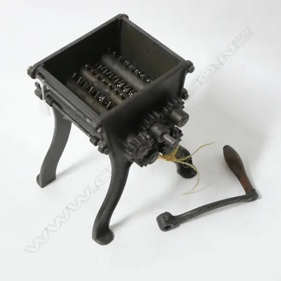 (2539) ANTIQUE 1895 CAST IRON STEEL & WOOD 'LEE'S' BREAD CRUMBLER W.280 H.330mm