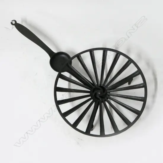 1608 VINTAGE CAST IRON TURNTABLE HEARTH GRILL SYRUP COLLECTOR