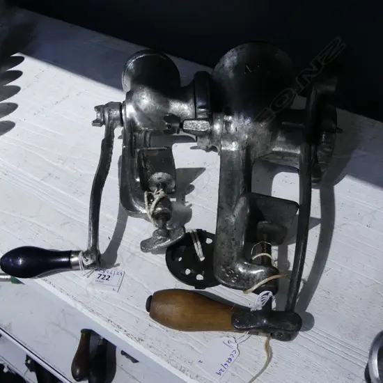 3648/3609 2 VINTAGE CAST BENCH MOUNTED MINCERS L290MM