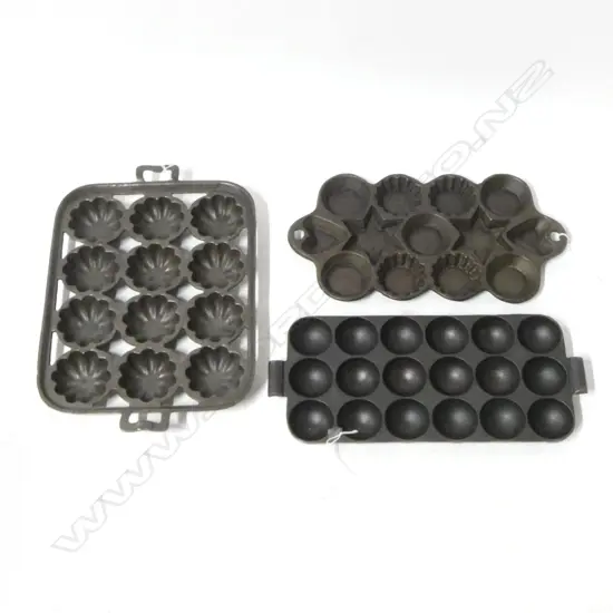 1172/1349/1196  3 VINTAGE CAST IRON GEM TRAYS L370