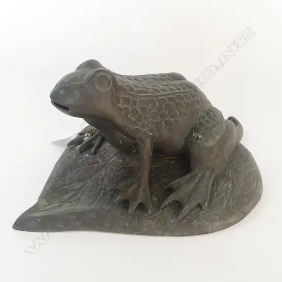 BRONZE GARDEN FROG ON LEAF L.290mm