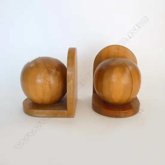 Pr vintage NZ sectional wooden ball book ends. H.165mm