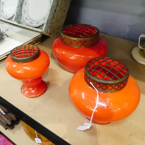 3 RED GLASS FLOWER VASES H.130mm