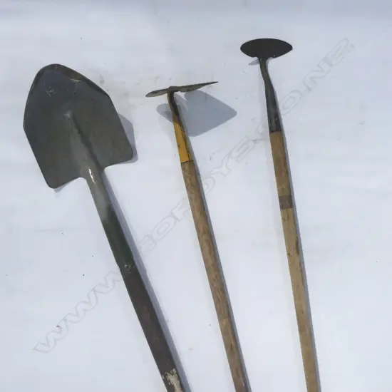 3 VINTAGE LONG HANDLED GARDEN TOOLS; 2 HOES + SPADE L.1465mm