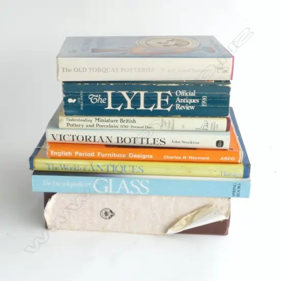 8 REFERENCE VOLUMES ON ANTIQUES, GLASS, POTTERY & PORCELAIN