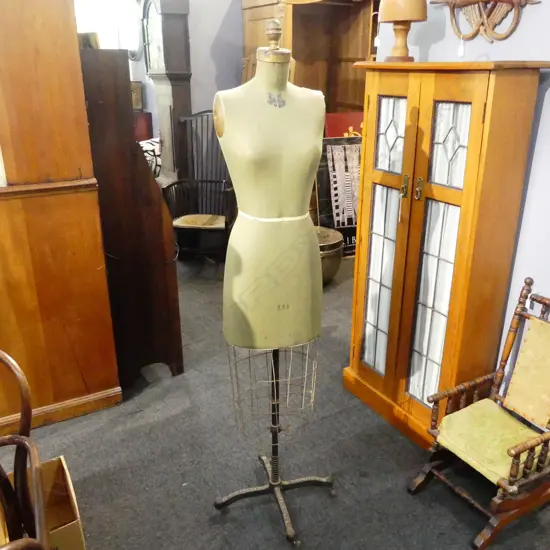 VINTAGE MANNEQUIN DRESS FORM; J. R. BAUMAN NY H.1640mm