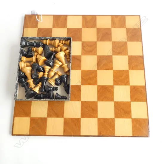 VINTAGE WOODEN CHESS SET COMPLETE 32 PIECES & BOARD, L.400MM