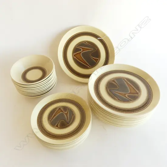 CROWN LYNN 'EARTHSTONE' ; 11 DINNER PLATES, 10 BOWLS & 8 B/B PLATES (SOME SMALL CHIPS)