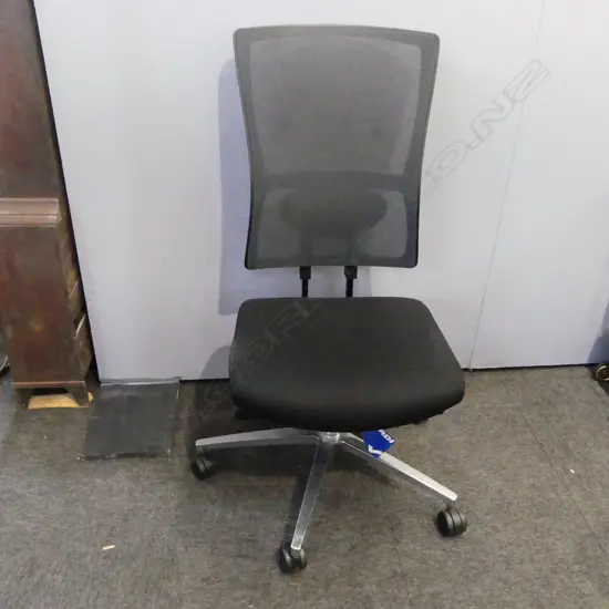 EXECUTIVE OFFICE CHAIR