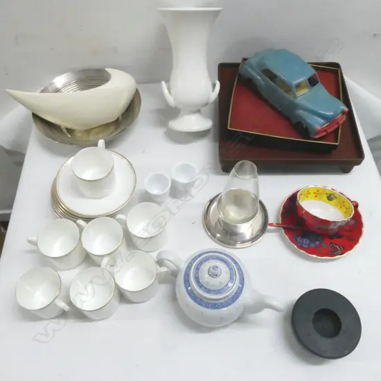 7 ROYAL DOULTON 'GOLD CONCORD' CUPS & 9 SAUCERS, CROWN DEVON FLECK FORM VASE, etc