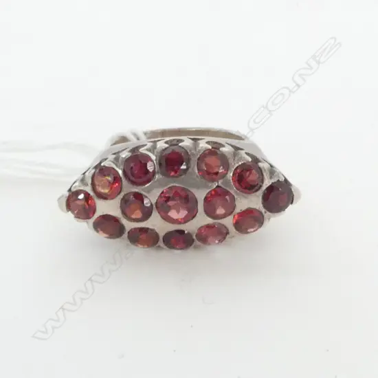 SILVER & GARNET BRIDGE RING, L.30mm