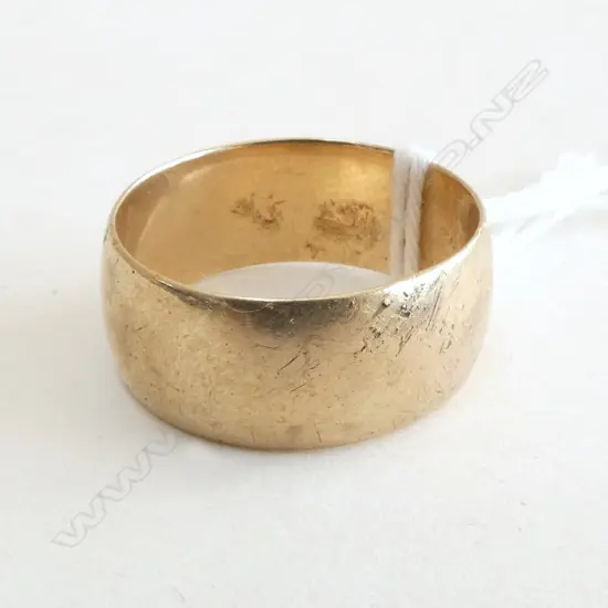 9ct WEDDING BAND, 5.2gm SIZE P