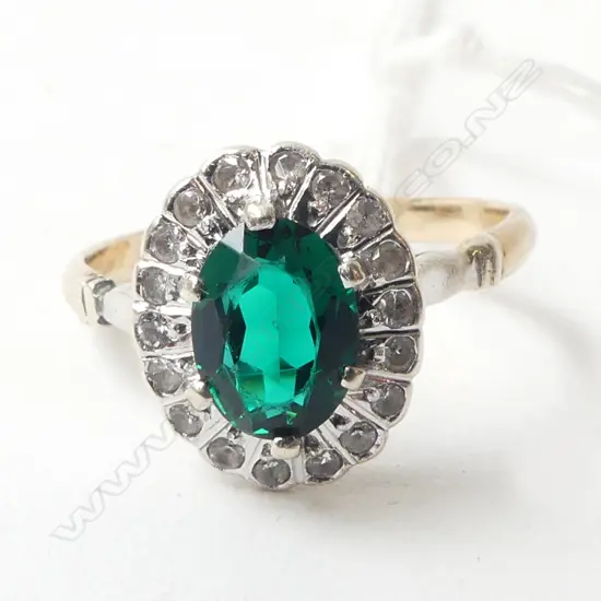 9ct Y/GOLD SIMULATED EMERALD  & WHITE STONE CLUSTER RING 2.66gms SIZE N