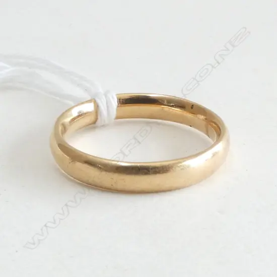 18ct WEDDING BAND, 3.7gm size N