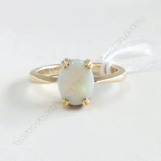 9ct GOLD & MILK OPAL CABOCHON RING solid 4 claw mount green blue fleck to opal 4.2gms SIZE O