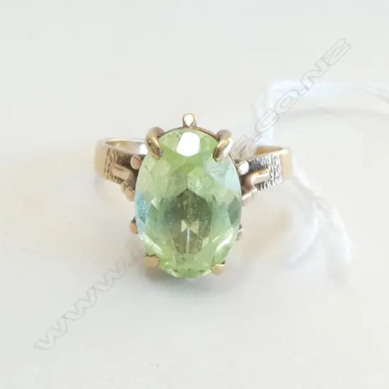 9ct GOLD & GREEN GEMSTONE? RING. 4.26gm SIZE P