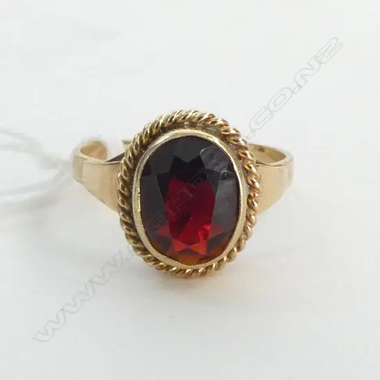 VINTAGE 9ct GOLD & GARNET RING rope edge 3gms