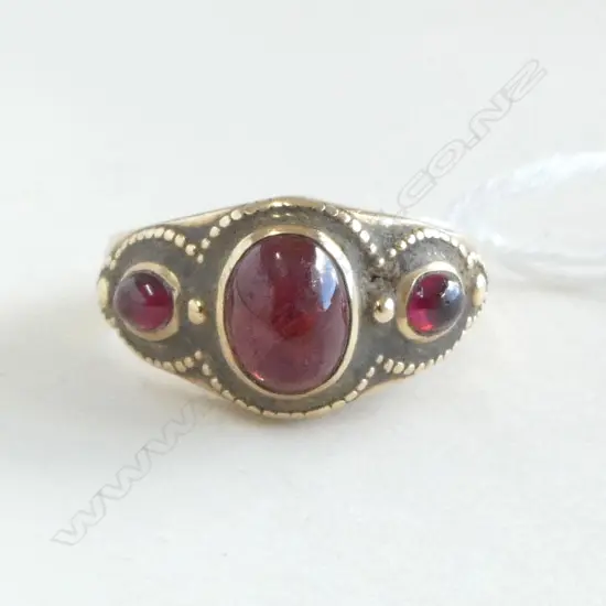 9ct GOLD & 3 GARNET CABOCHON RING 6.26gms N