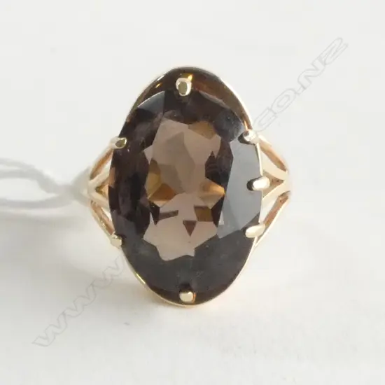 9ct GOLD & LGE SMOKEY QUARTZ  DRESS RING 5.15gms SIZE M