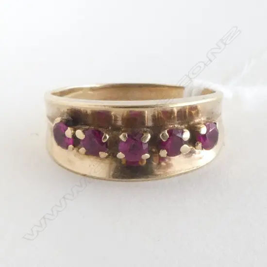 9ct GOLD  RED STONE DRESS RING  3.0grms SIZE L 1/2