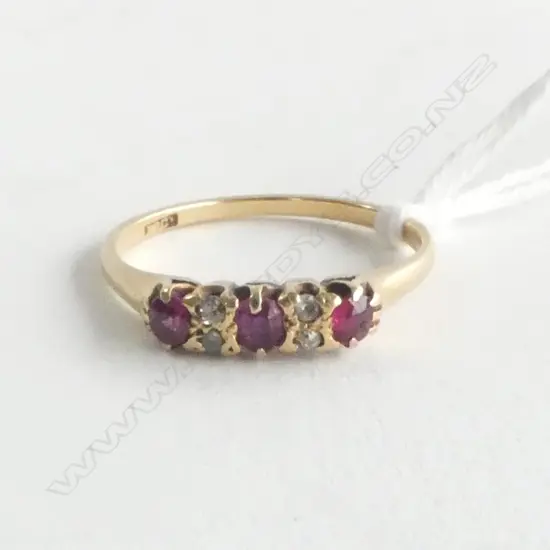 VINTAGE 18ct GOLD RUBY & DIAMOND RING 2.46gms SIZE P