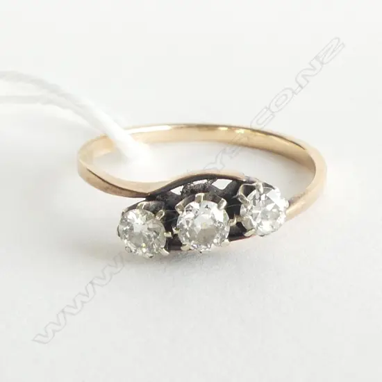 18ct ESTATE THREE DIAMOND CROSSOVER RING, 2.25gm (showing wear to some claws) SIZE O