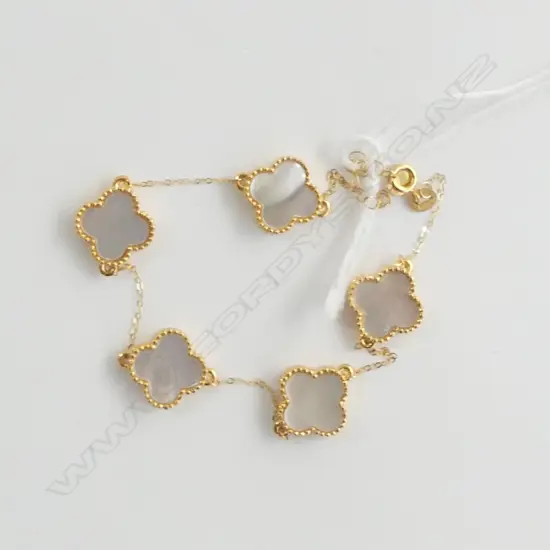 18CT GOLD AND MOTHER OF PEARL CLOVER CHARM BRACELET (in the manner of Van Cleef & Arpels) 2gms